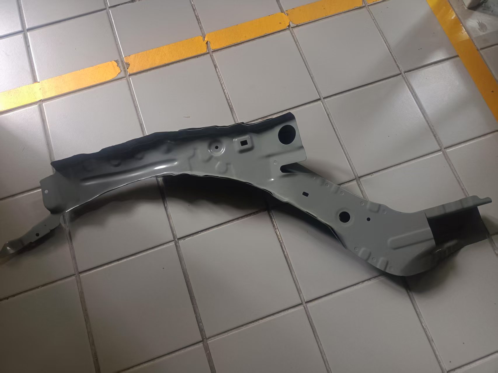 左前轮罩下横梁