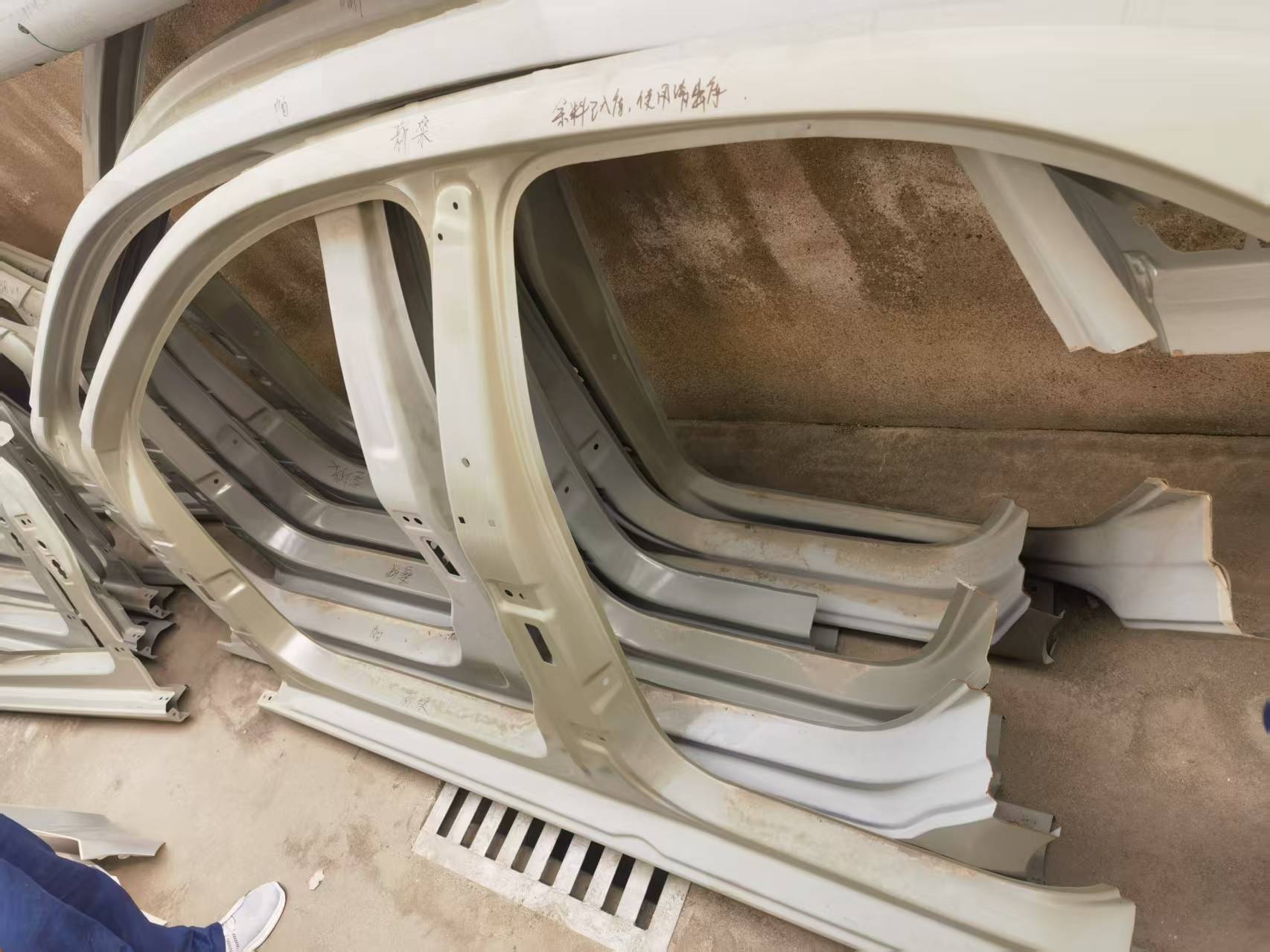 侧围件  左底边梁